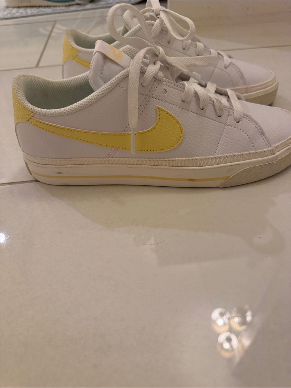 Nike Low-Top White Leather Sneakers with Butter Yellow Swoosh- Sz 8.5
